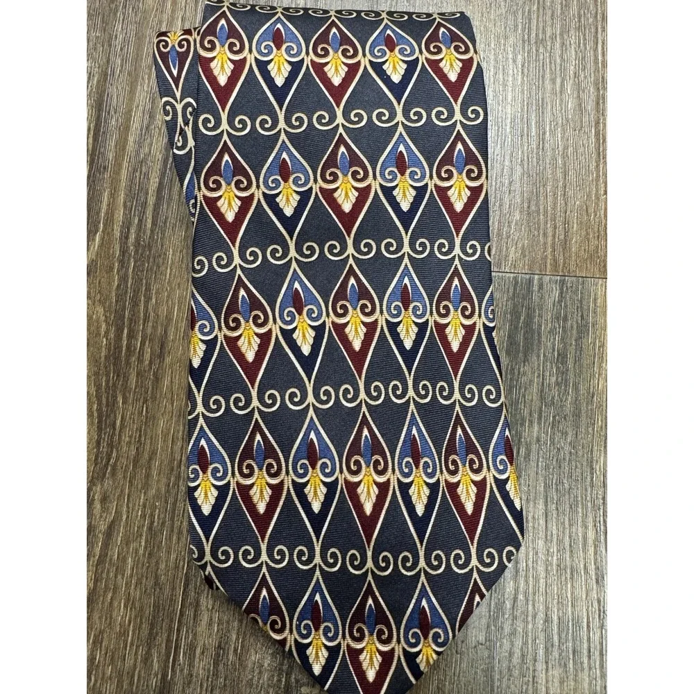 Van Heusen 417 Mens‎ Silk Necktie Navy Blue Burgundy Geometric Teardrop Pattern